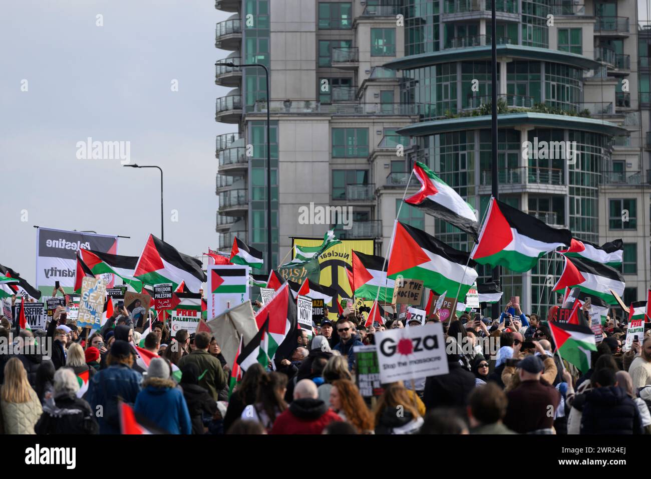 Manifestanti in una marcia a favore della Palestina, che chiedono un cessate il fuoco dell’offensiva militare in corso a Gaza da parte delle forze di difesa israeliane. La marcia è iniziata a. Foto Stock
