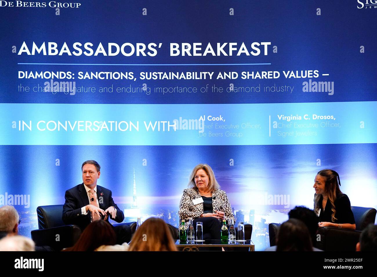 New York, New York USA 03/08/2024 CEO De Beers Group al Cook, CEO Signet Jewelers Virginia C. Drosos, Feriel Zerouki alla De Beers Group Ambassadors' Breakfast l'8 marzo 2024 presso il Sofitel Hotel di New York, NY. Foto di Jennifer Graylock-Graylock.com Foto Stock