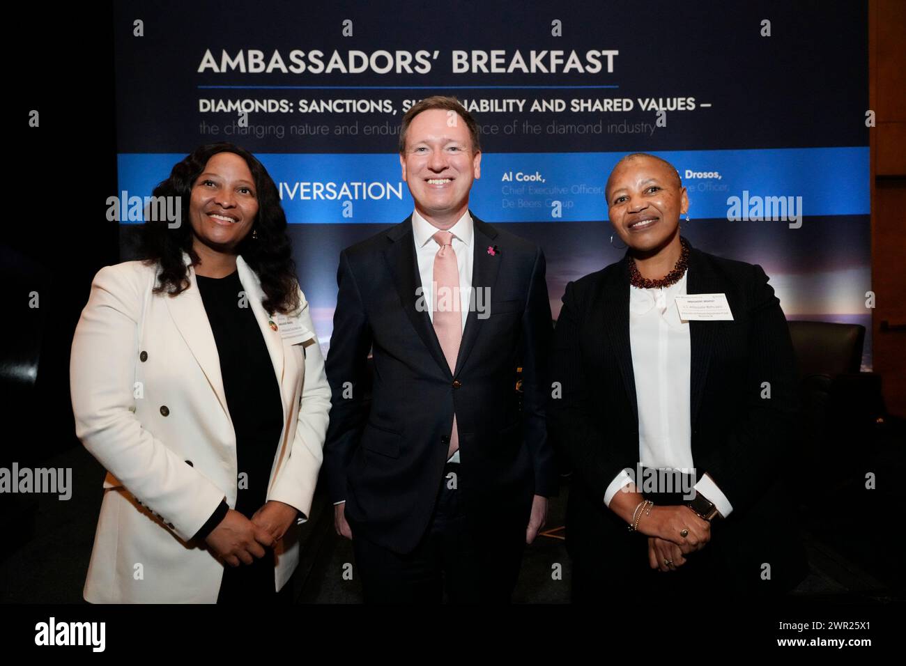 L'Ambasciatore delle Nazioni Unite del Botswana Glady Mokhawa, CEO di al Cook De Beers, l'Ambasciatore delle Nazioni Unite del Sudafrica Mathu Joyini alla colazione degli ambasciatori del gruppo De Beers l'8 marzo 2024 presso il Sofitel Hotel di New York, NY. Jennifer Graylock-Graylock.com Foto Stock