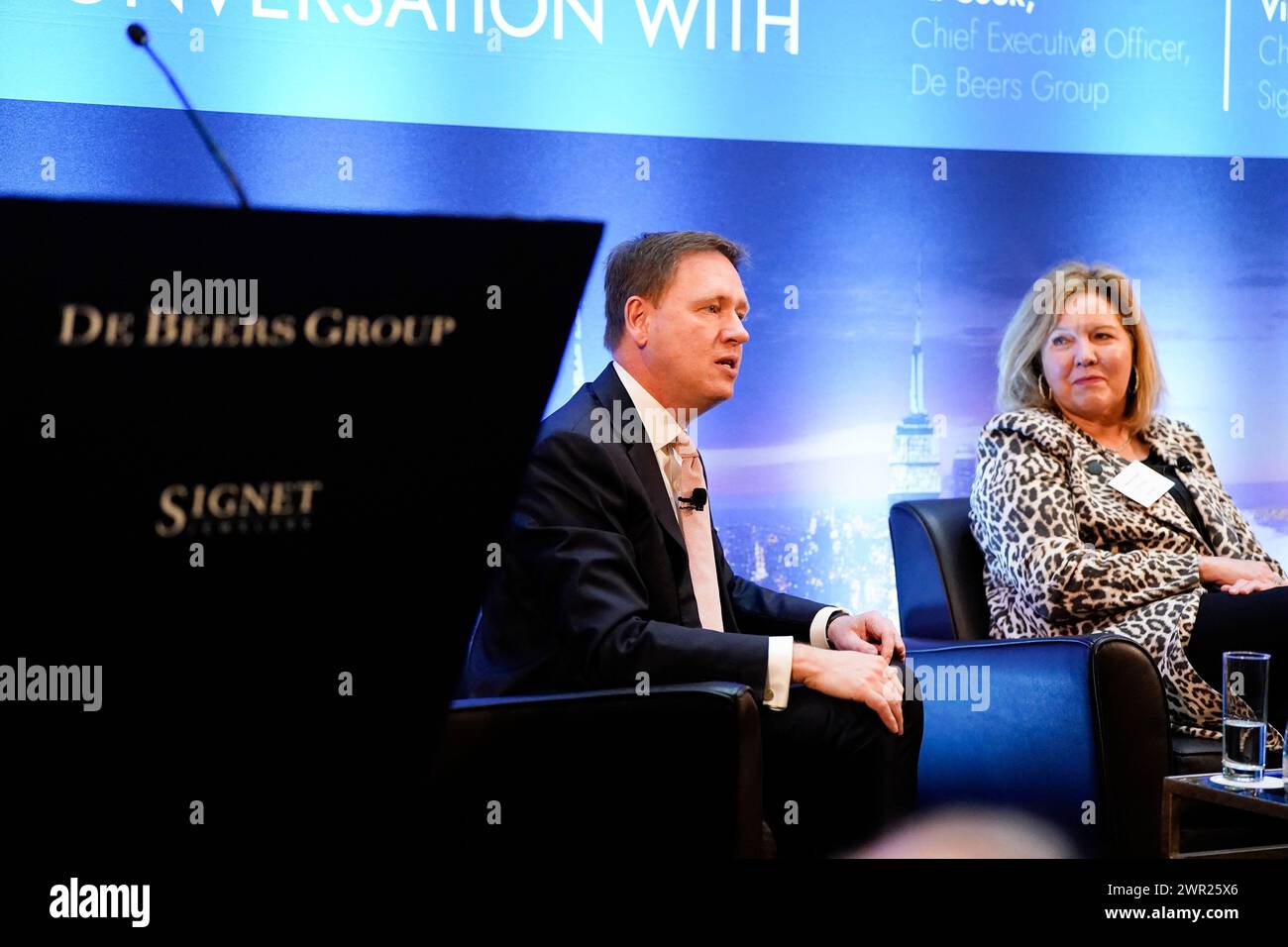 New York, New York USA 03/08/2024 CEO De Beers Group al Cook, CEO Signet Jewelers Virginia C. Drosos alla De Beers Group Ambassadors' Breakfast l'8 marzo 2024 presso il Sofitel Hotel di New York, NY. Foto di Jennifer Graylock-Graylock.com Foto Stock