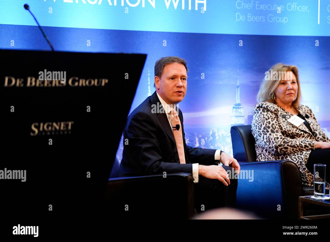 New York, New York USA 03/08/2024 CEO De Beers Group al Cook, CEO Signet Jewelers Virginia C. Drosos alla De Beers Group Ambassadors' Breakfast l'8 marzo 2024 presso il Sofitel Hotel di New York, NY. Foto di Jennifer Graylock-Graylock.com Foto Stock
