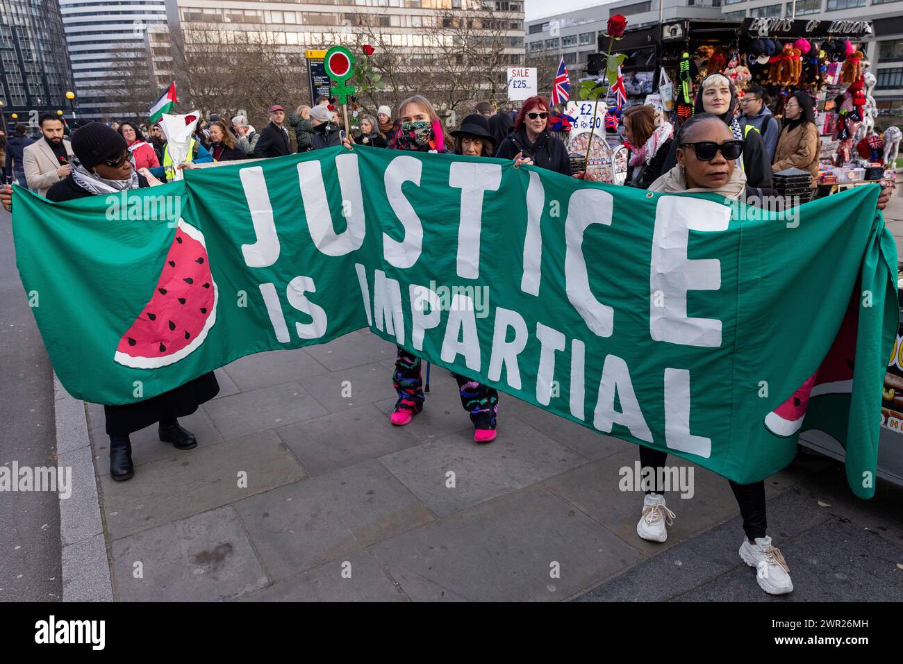 Londra, Regno Unito. 8 marzo 2024. Le donne prendono parte a un'azione della giornata internazionale della donna organizzata da gruppi tra cui i genitori per la Palestina, i genitori per il futuro Regno Unito, le famiglie della ribellione dell'estinzione e lo sciopero globale delle donne in solidarietà con le donne e i nascituri in Palestina. L'azione comprendeva un raduno di fronte al monumento commemorativo di Mary Seacole all'ospedale di St Thomas, un incontro di mani attraverso il ponte di Westminster e la posa di fiori su un gigantesco burattino incinta Mother Sunbird in Parliament Square. Crediti: Mark Kerrison/Alamy Live News Foto Stock