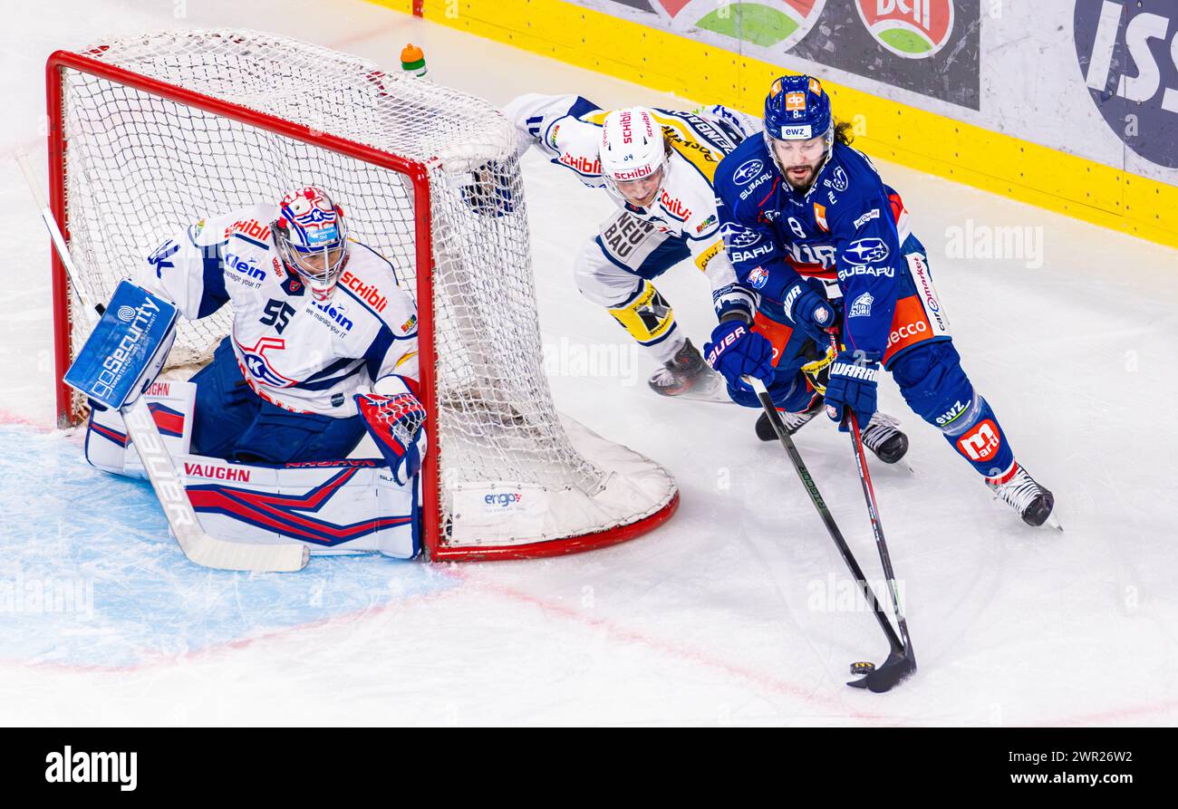 ZSC Lions - EHC Kloten, Swiss Life Arena, National League NL, stagione regolare: ZWeikampf zwischen #64 David Reinbacher (Kloten) e #8 Willy Riedi (ZSC Foto Stock