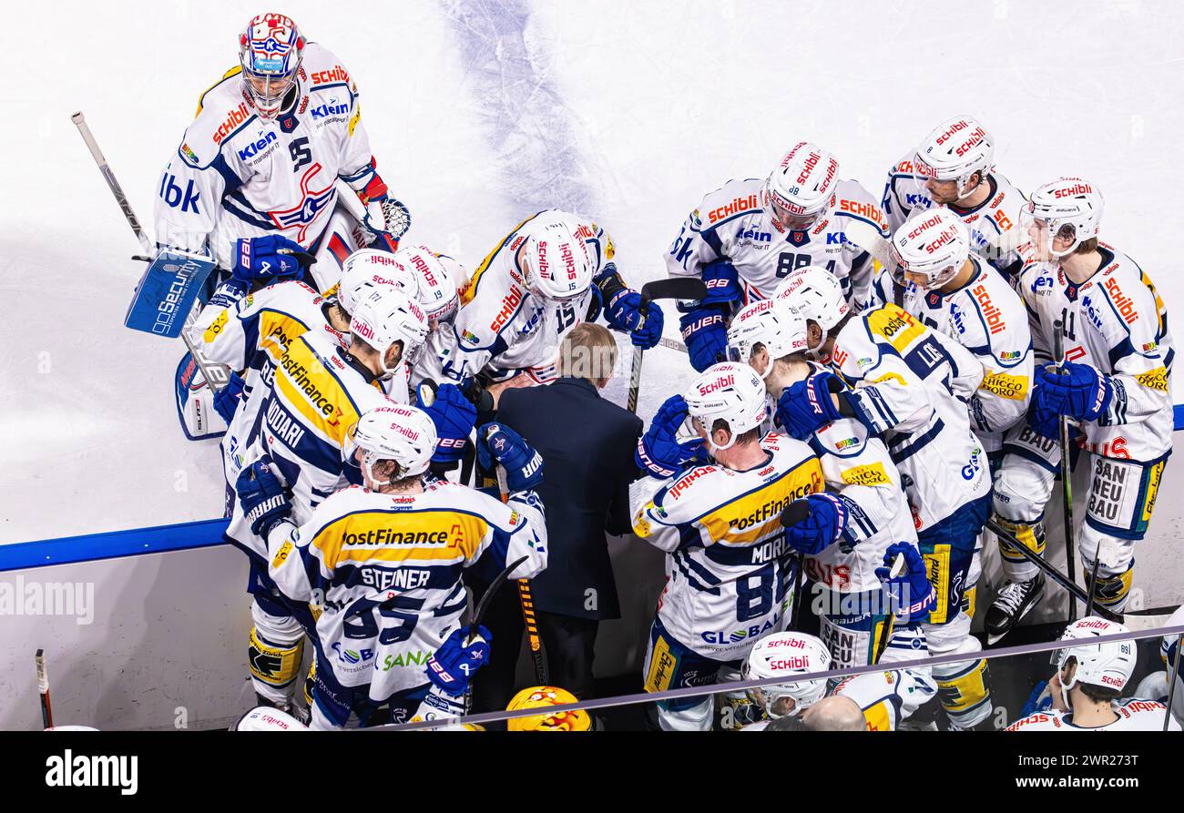 ZSC Lions - EHC Kloten, Swiss Life Arena, National League NL, stagione regolare: Assistenztrainer Saku Martikainen (Kloten) erklärt, während dem time-out Foto Stock