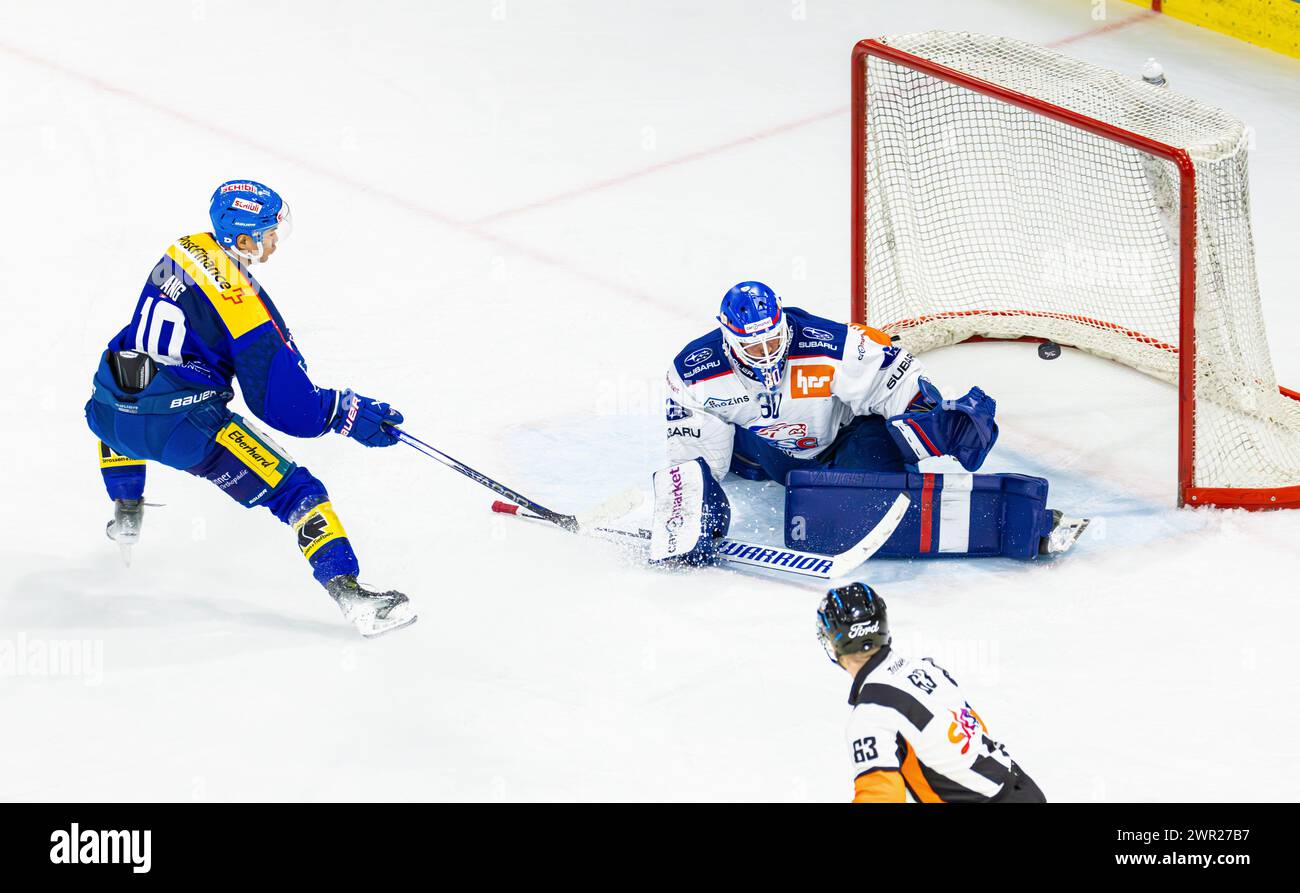 EHC Kloten - ZSC Lions, Stimo Arena, National League NL, stagione regolare: Stürmer #10 Jonathan Ang (Kloten) scheitert im Duell gegen Torhüter #30 Simon Foto Stock