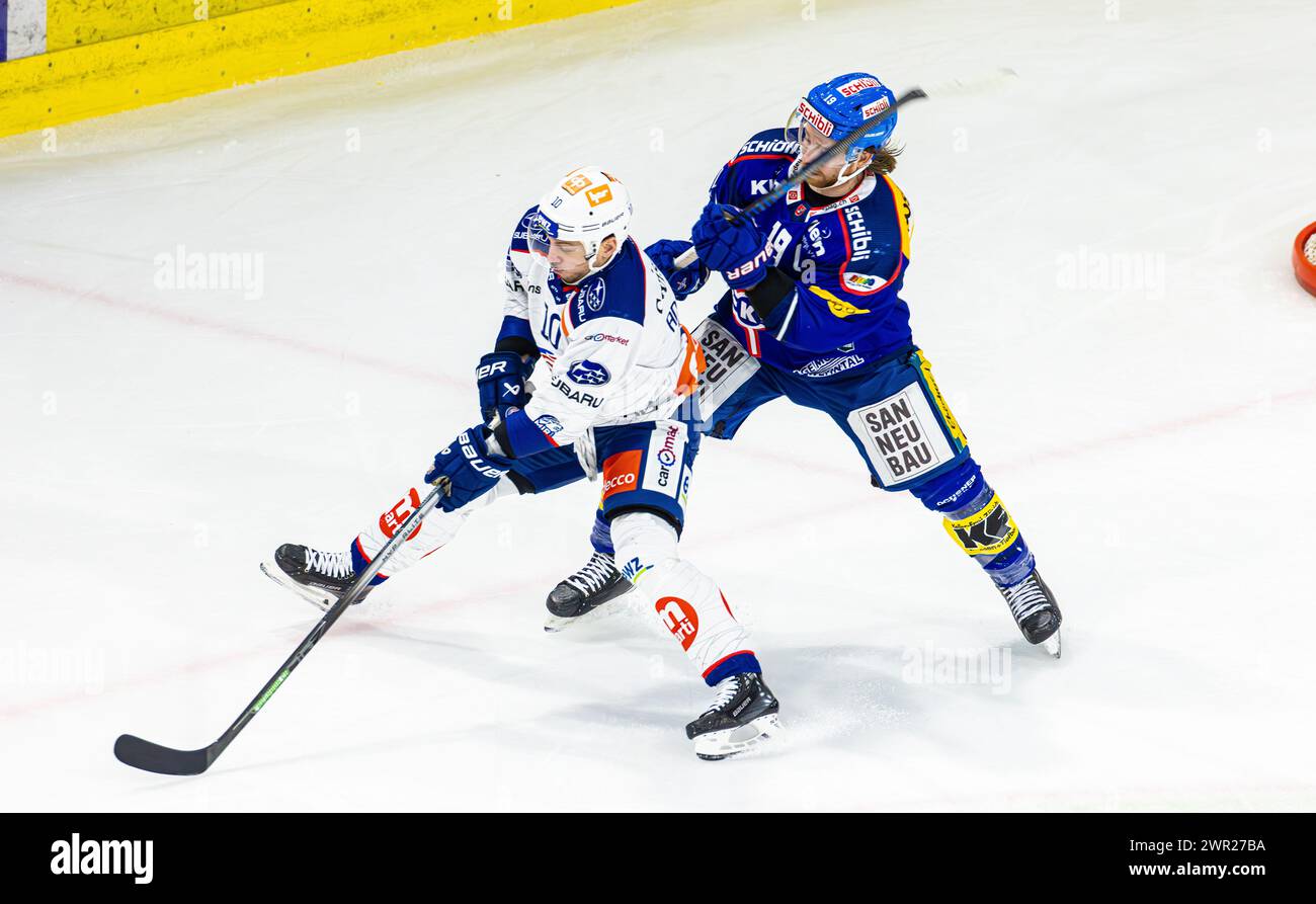 EHC Kloten - ZSC Lions, Stimo Arena, National League NL, stagione regolare: Verteidiger #19 Steve Kellenberger (Kloten) setzt Stürmer #10 Sven Andrighett Foto Stock