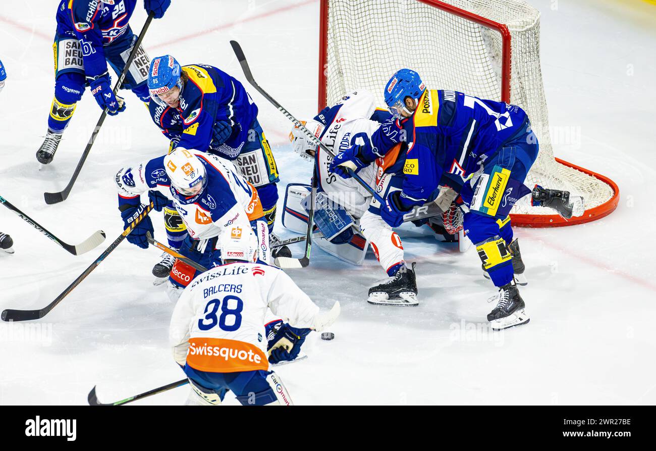 EHC Kloten - ZSC Lions, Stimo Arena, National League NL, stagione regolare: Viel Verkehr vor dem Klotener Tor. #77 Matteo Nodari (Kloten) buxiert #12 Yan Foto Stock