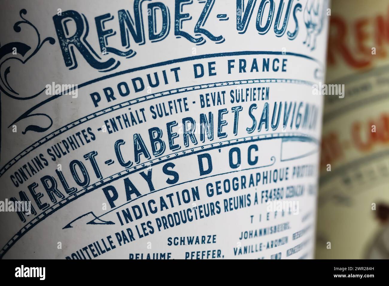 Viersen, Germania - 1 marzo. 2024: Primo piano della bottiglia di vino rosso francese Merlot Cabernet Sauvignon belle cuvee etichetta di design vintage Premier Rendez-Vous Foto Stock