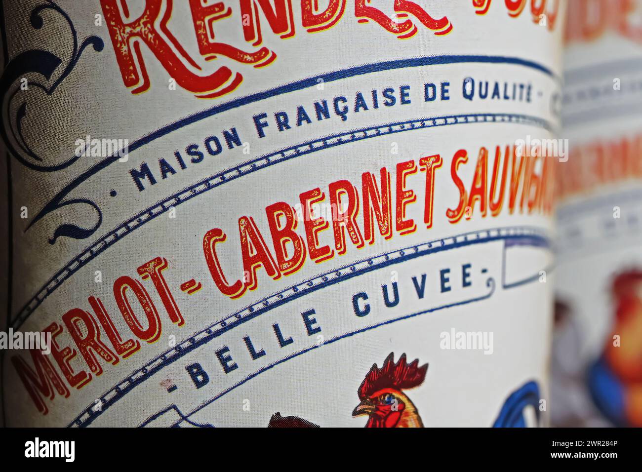 Viersen, Germania - 1 marzo. 2024: Primo piano della bottiglia di vino rosso francese Merlot Cabernet Sauvignon belle cuvee etichetta di design vintage Premier Rendez-Vous Foto Stock