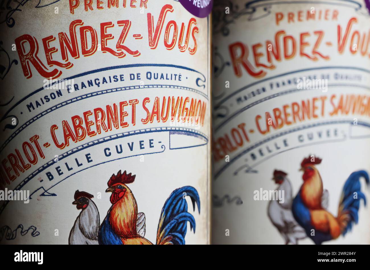 Viersen, Germania - 1 marzo. 2024: Primo piano della bottiglia di vino rosso francese Merlot Cabernet Sauvignon belle cuvee etichetta di design vintage Premier Rendez-Vous Foto Stock