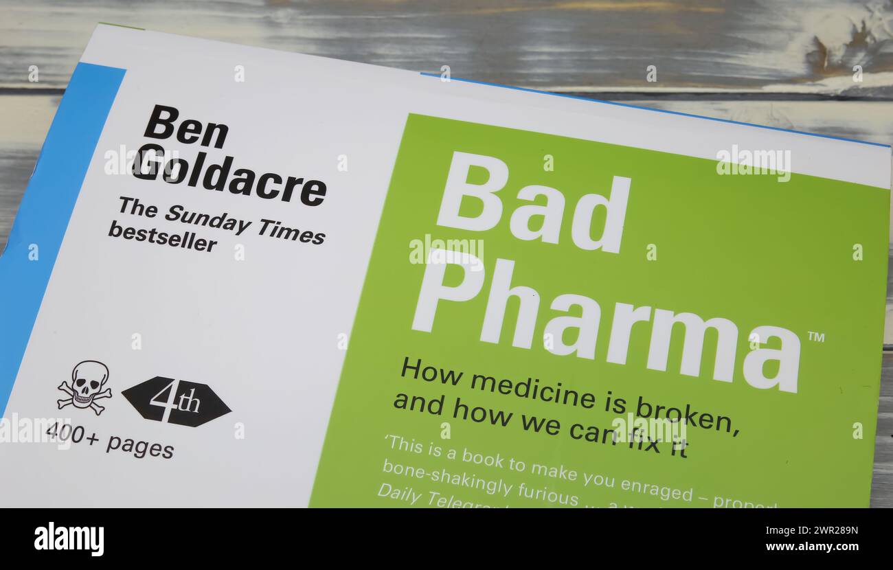 Viersen, Germania - 1 marzo. 2024: Primo piano dell'autore britannico Ben Goldacre copertina del libro Bad Pharma Foto Stock