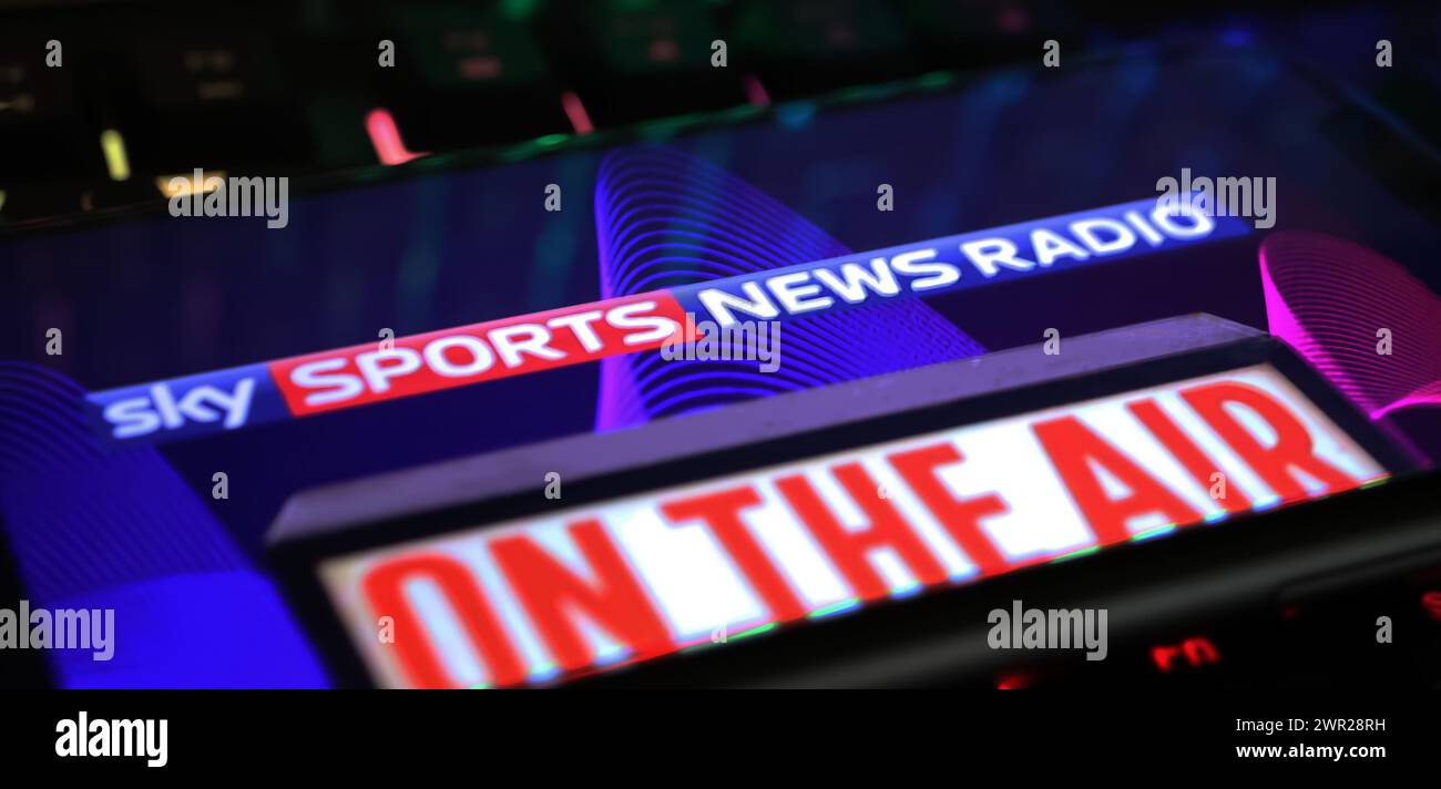 Viersen, Germania - 1 marzo. 2024: Primo piano dello smartphone con logo di Sky Sports News radio in onda sulla tastiera del computer Foto Stock