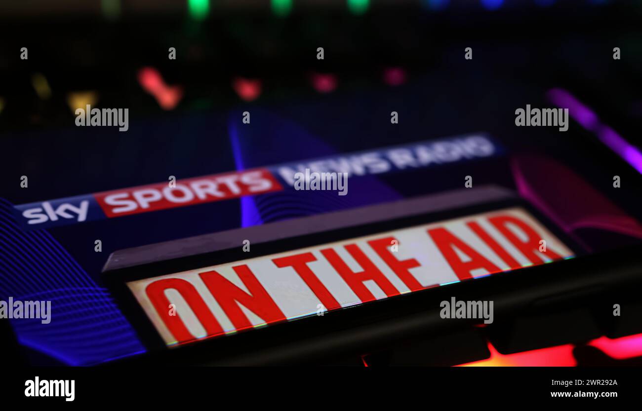 Viersen, Germania - 1 marzo. 2024: Primo piano dello smartphone con logo di Sky Sports News radio in onda sulla tastiera del computer Foto Stock