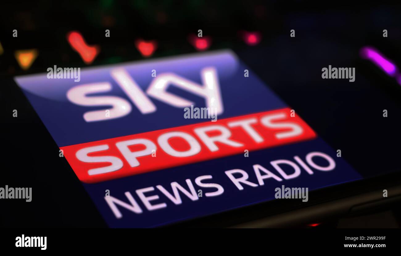 Viersen, Germania - 1 marzo. 2024: Primo piano dello smartphone con logo di Sky Sports News radio su tastiera del computer Foto Stock