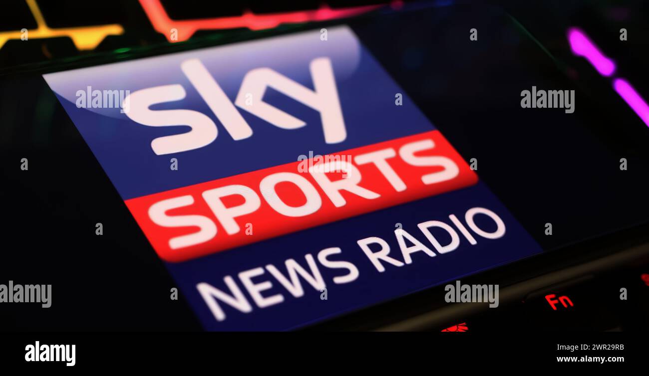 Viersen, Germania - 1 marzo. 2024: Primo piano dello smartphone con logo di Sky Sports News radio su tastiera del computer Foto Stock