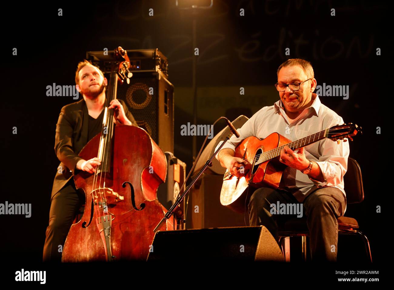 Biréli Lagrène chitarrista jazz francese e compositore di origine gitana con William Brunard contrabbassista jazz francese in concerto durante gli Éclats d'Email Foto Stock