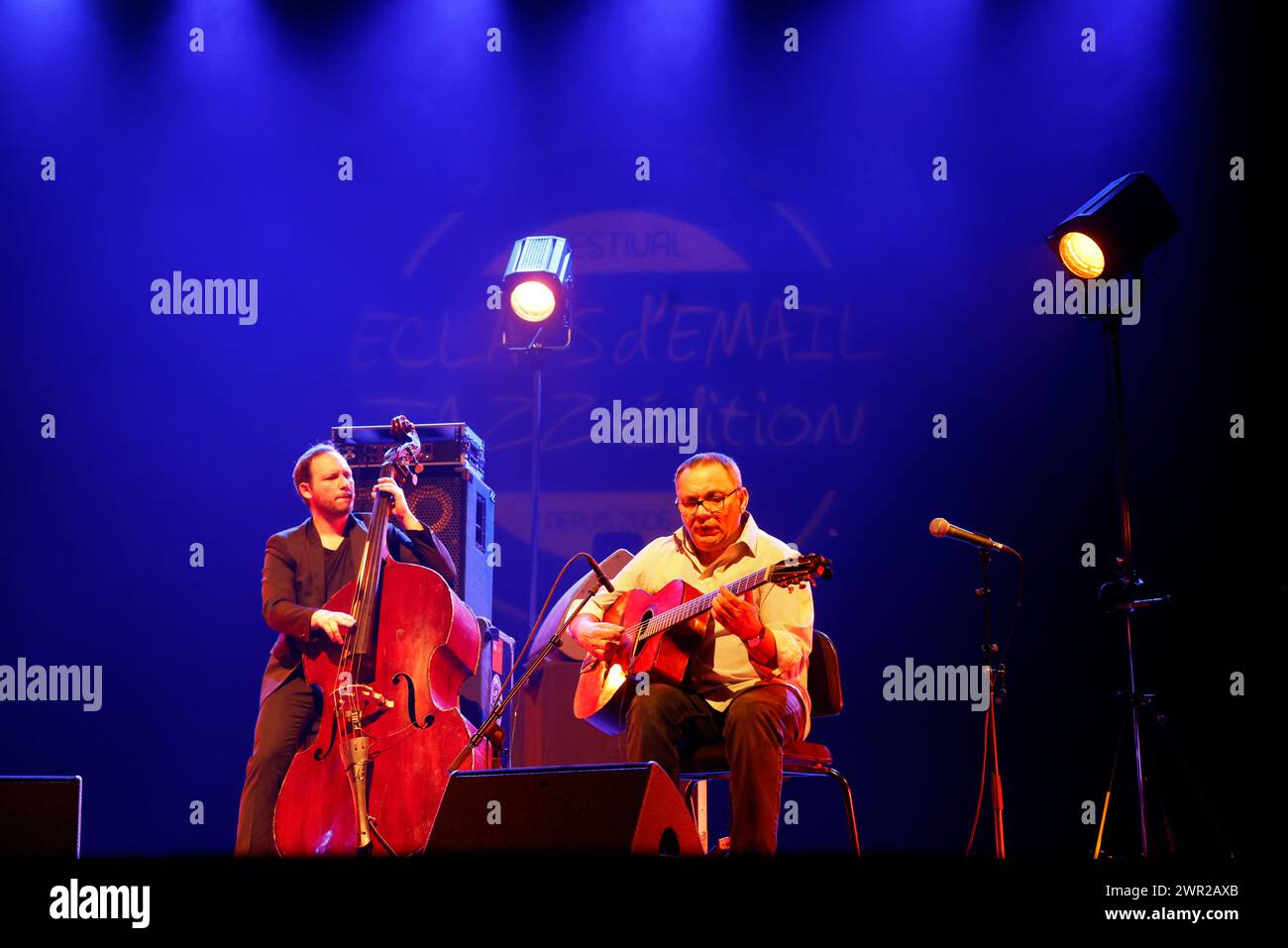 Biréli Lagrène chitarrista jazz francese e compositore di origine gitana con William Brunard contrabbassista jazz francese in concerto durante gli Éclats d'Email Foto Stock