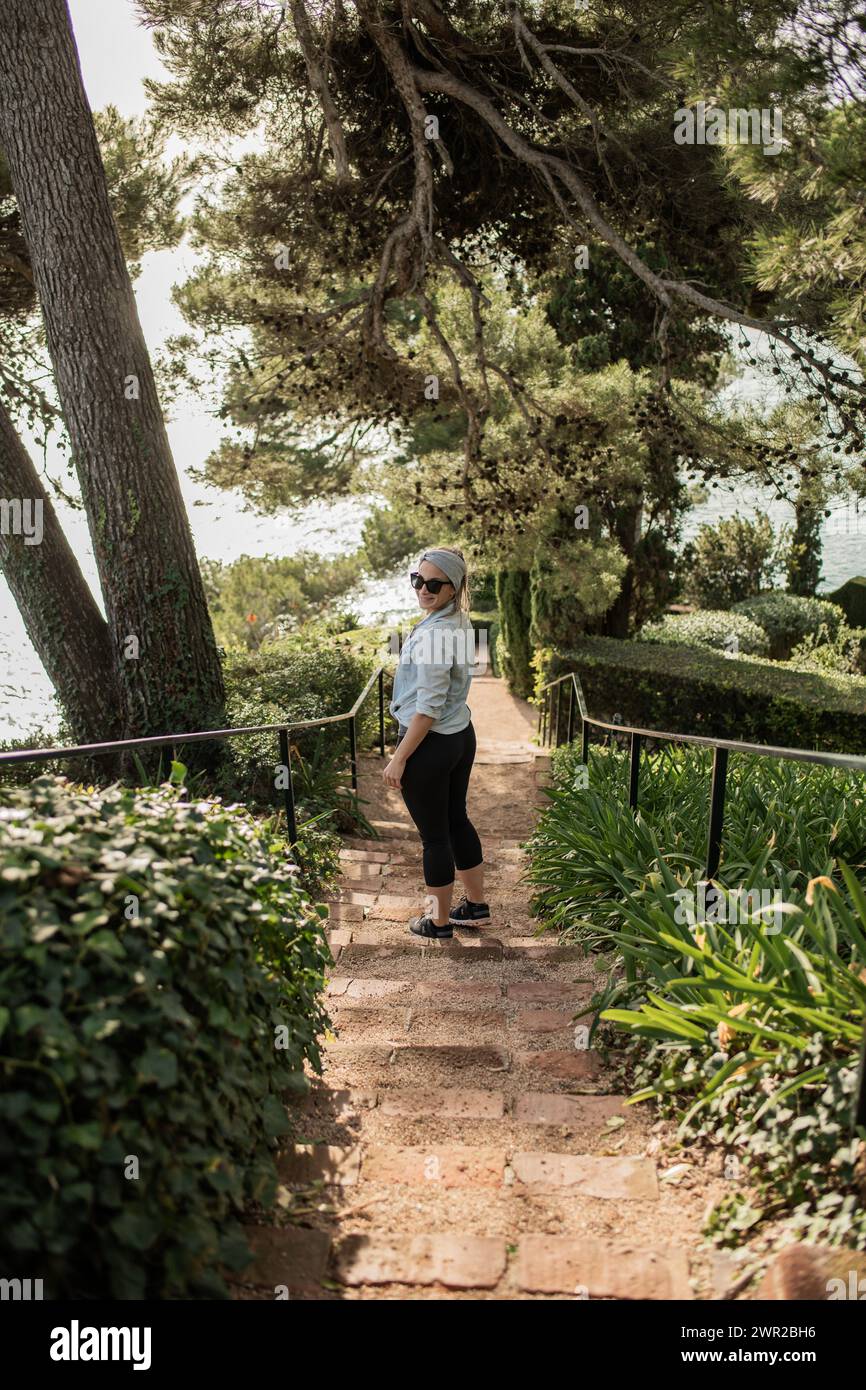 Turista femminile che si gode i Jardines de Santa Clotilde a Lloret de Mar, Spagna Foto Stock