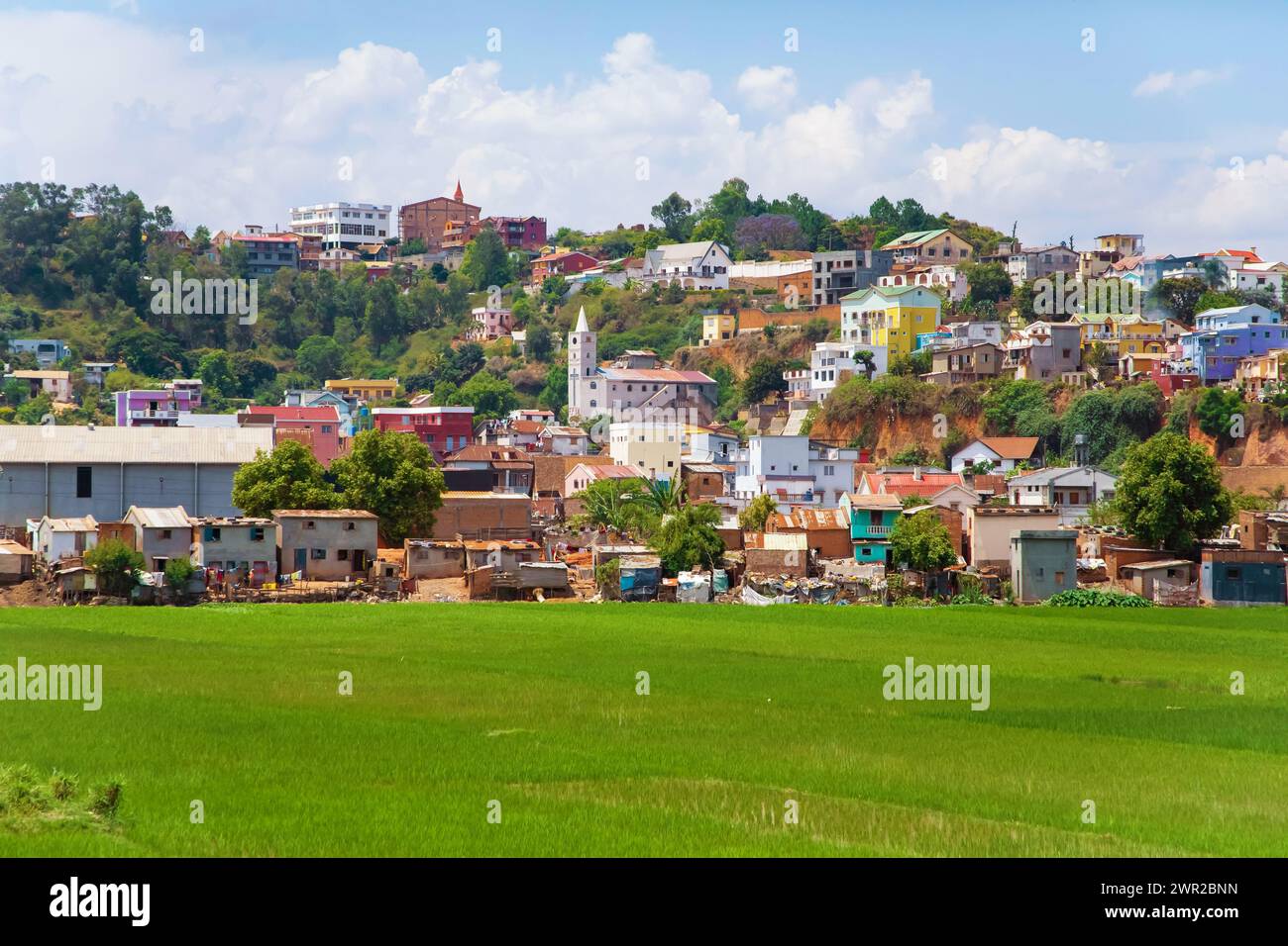 Antananarivo, Madagascar. 25 oktober 2023. strada di Antananarivo. Capitale e città più grande del Madagascar . case colorate e luminose sulla collina Foto Stock