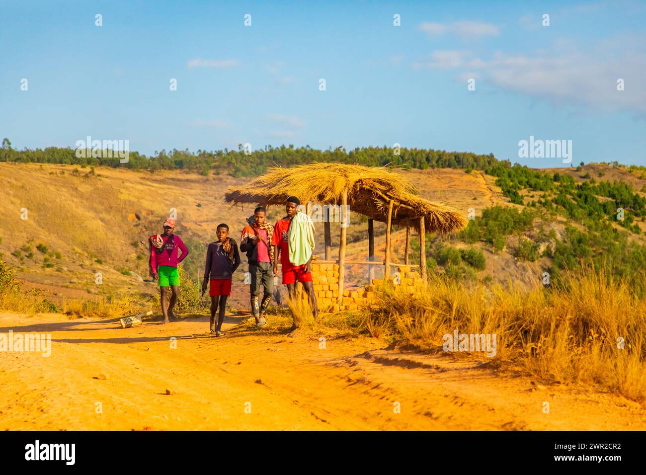 Fianarantsoa, Madagascar. 22 ottobre 2023. Strade del Madagascar. Vita quotidiana malgascia. quattro giovani ragazzi del posto sono in piedi per strada in cerca di lavoro Foto Stock