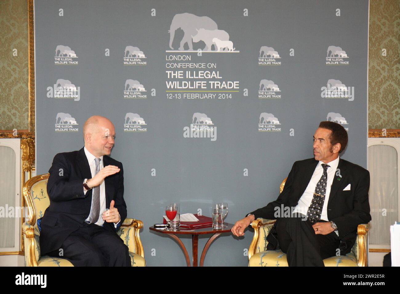 Il ministro degli Esteri AMERICANO William Hague (a sinistra) incontra il presidente del Botswana Ian Khama alla Conferenza di Londra sul commercio illegale della fauna selvatica, il 13 febbraio 2014. Dal Foreign and Commonwealth Office britannico. Foto Stock