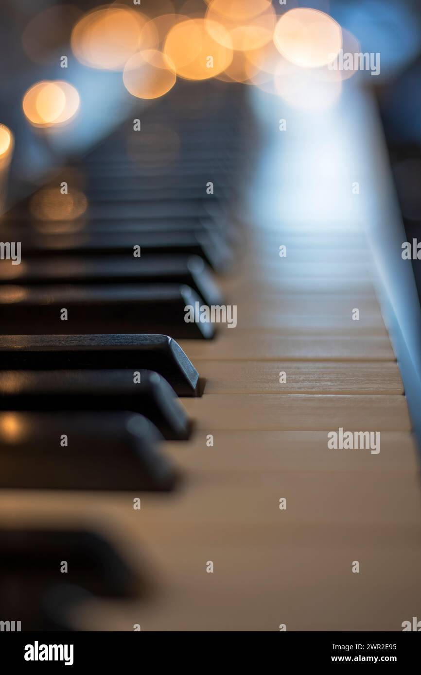 i tasti del pianoforte bokeh illuminano la profondità di campo Foto Stock
