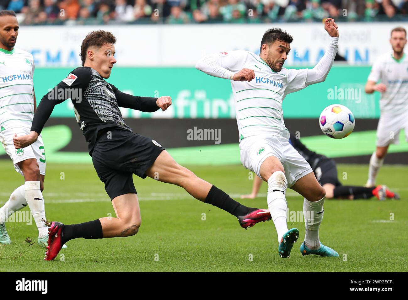 10 marzo 2024, Baviera, Fürth: Calcio: Bundesliga 2, SpVgg Greuther Fürth - SV Elversberg, giorno 25 allo Sportpark Ronhof Thomas Sommer. Oussama Haddadi (r) di Fürth combatte per il ballo con Lukas Pinckert di Elversberg. Foto: Daniel Karmann/dpa - NOTA IMPORTANTE: In conformità con le normative della DFL German Football League e della DFB German Football Association, è vietato utilizzare o far utilizzare fotografie scattate nello stadio e/o della partita sotto forma di immagini sequenziali e/o serie di foto video. Foto Stock