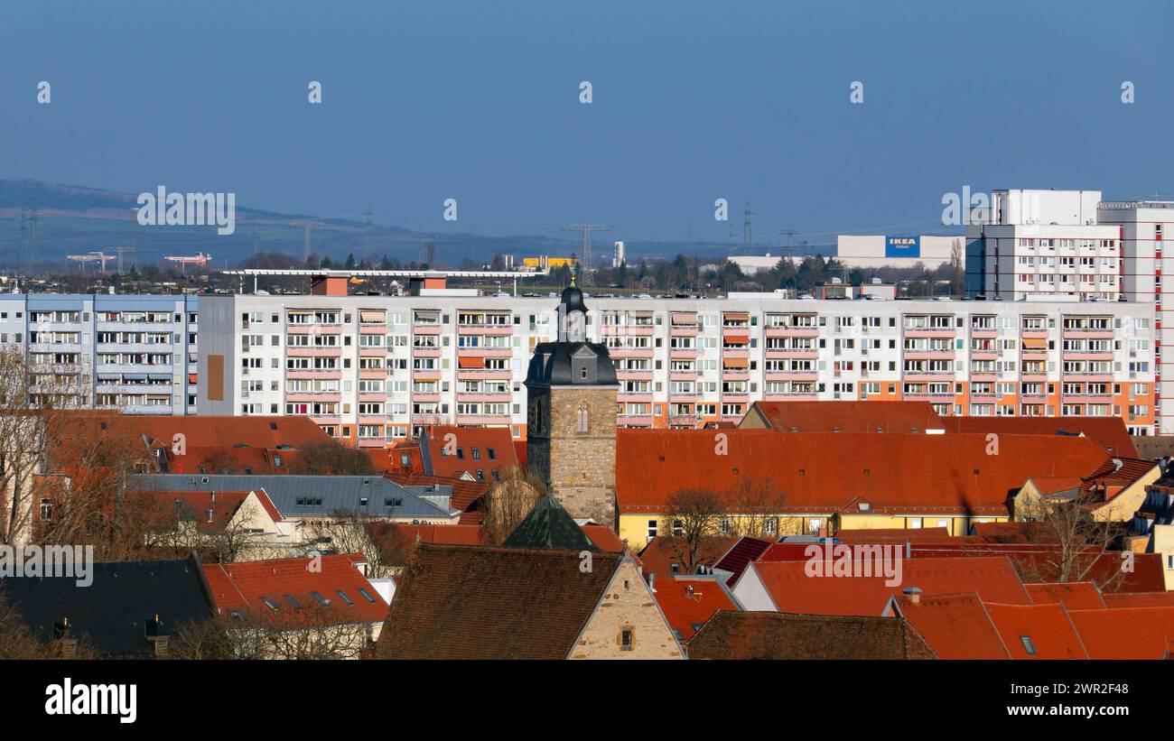 Blick auf die Plattenbauten am 09.03.2024 a Erfurt. Die Wonhbloecke, Die in der DDR-Zeit entstanden sind, praegen das Bild der mittelalterlichen Stadt. Vista degli edifici prefabbricati il 9 marzo 2024 a Erfurt. I blocchi residenziali costruiti durante l'era della DDR modellano l'immagine della città medievale. Ricerca: Deutschland Wetterfeature Gebaeude Postkarte Motiv Postkartenmotiv Fremdenverkehr vacanze vacanze Reise Reisen turismo Tourismus Touristik turisti che viaggiano Urlaub urlauben Urlaubsort Urlaubsorte Urlaubszeit Stadt Stadtansicht Stadtansichten Stadtlandschaft Panorama Stadtpan Foto Stock