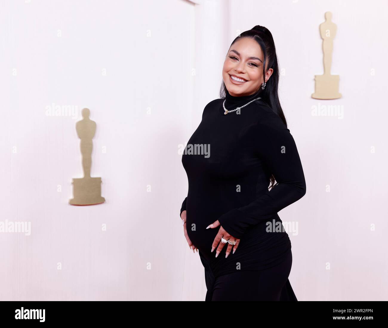 Hollywood, Stati Uniti. 10 marzo 2024. Vanessa Hudgens arriva sul Red carpet alla 96esima edizione degli Academy Awards a Los Angeles, California, domenica 10 marzo 2024. Dal 1929, gli Oscar hanno riconosciuto l'eccellenza nelle realizzazioni cinematografiche. Foto di John Angelillo/UPI credito: UPI/Alamy Live News Foto Stock