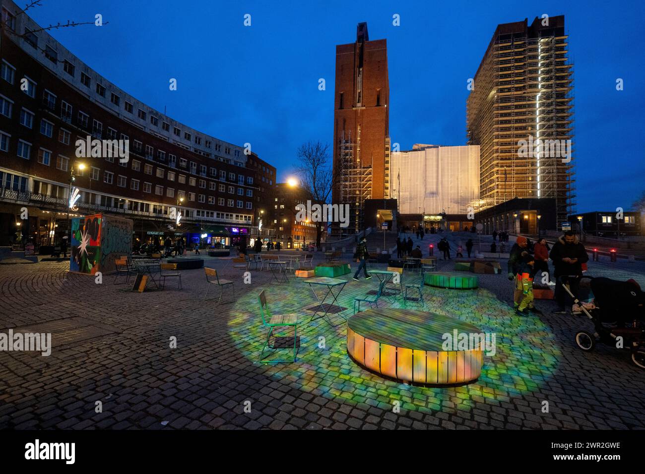 Oslo 20240310. Illuminazione dell'illuminazione Ramadan presso il Municipio di Oslo la domenica sera. Foto: Terje Pedersen / NTB Foto Stock