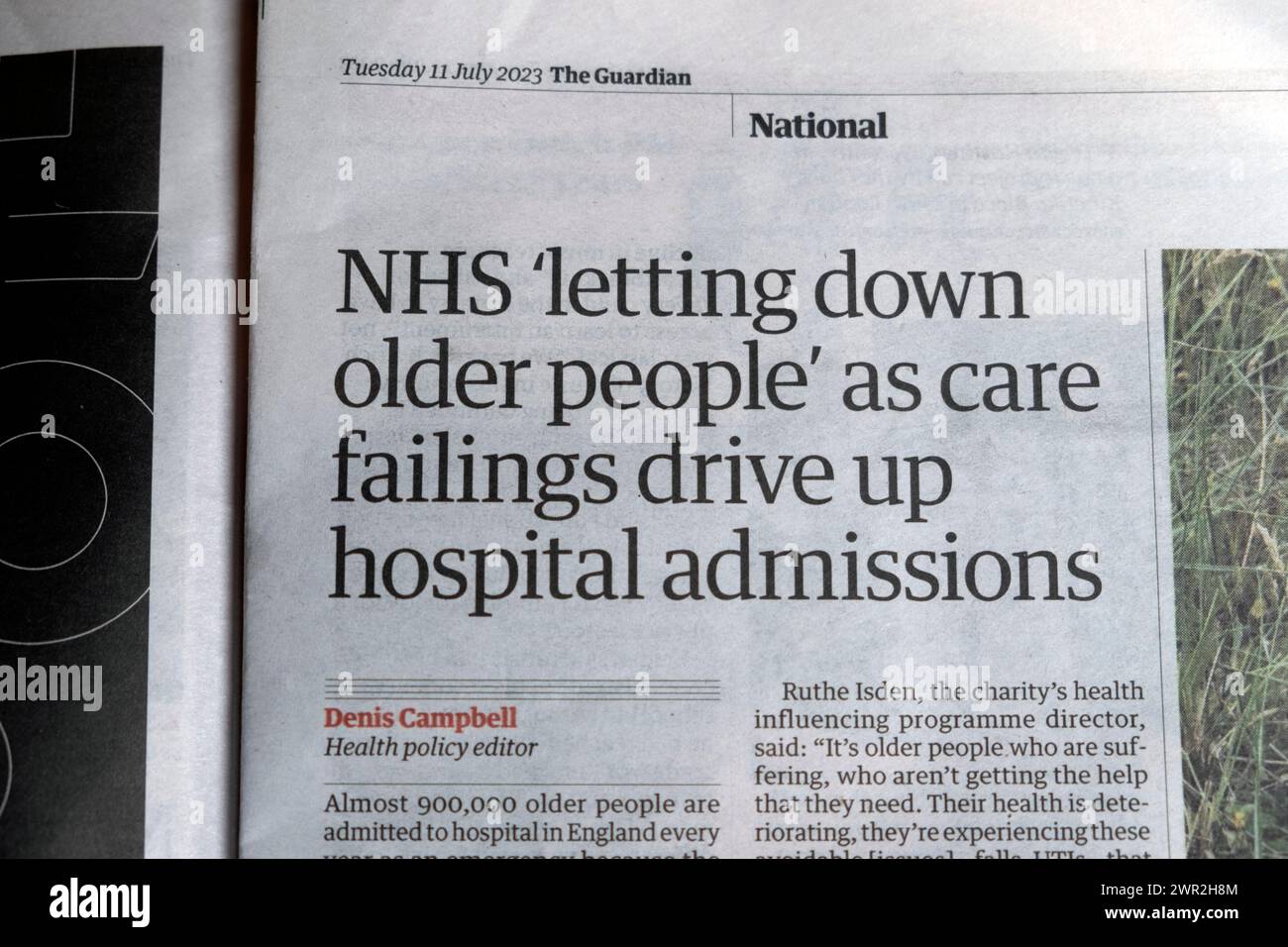 "NHS "deludere le persone anziane" come le carenze di assistenza spingono i ricoveri ospedalieri" il quotidiano Guardian titola assistenza sociale articolo 11 luglio 2023 Londra Regno Unito Foto Stock