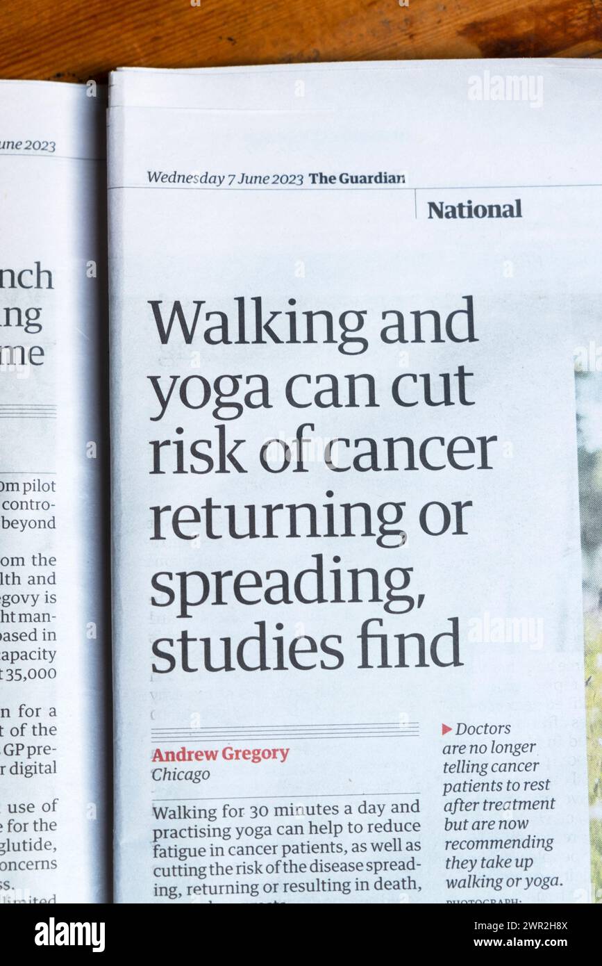"Camminare e yoga può ridurre il rischio di ritorno o diffusione del cancro, studi trovare" Guardian giornale headline salute articolo 7 giugno 2023 Londra Regno Unito Foto Stock