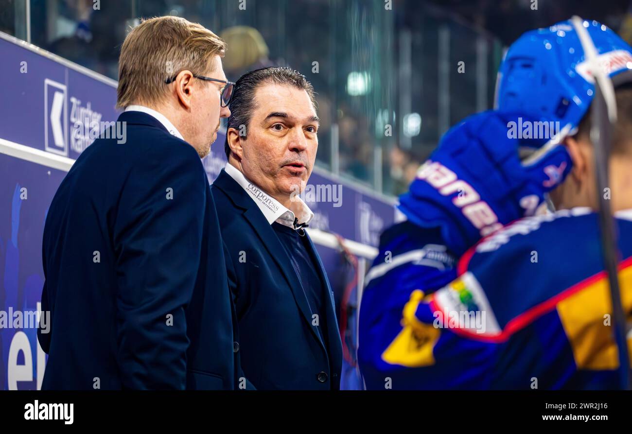 Der neue Klotener Cheftrainer Larry Mitchell steht neben Assistenztrainer Saku Martikainen. Larry Mitchell besetzt bei Kloten auch noch das AMT des SP Foto Stock