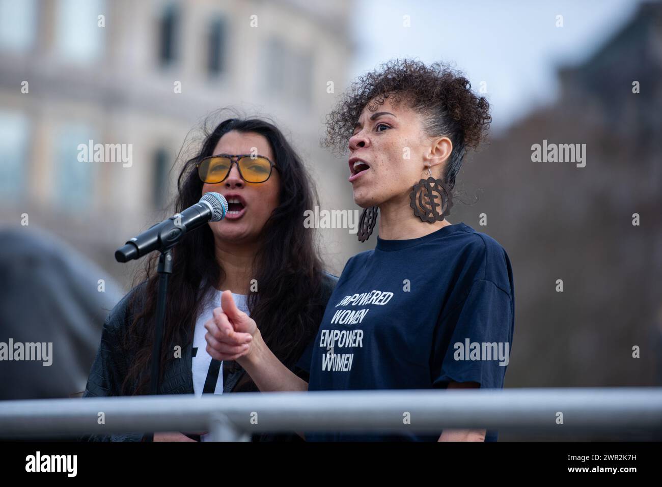 Londra, Regno Unito. 9 marzo 2024. Miss Yankey & Y.A., Speech Word si è esibita dal vivo a Trafalgar Square durante la Million Women Rise March. La missione dell'organizzazione è quella di porre fine alla violenza maschile nei confronti di donne e ragazze, che continua ad essere un importante problema sociale in ogni angolo del globo. Insieme possiamo porre fine alla violenza degli uomini in tutte le sue forme contro di noi! A cui si aggiunge la marcia di tutte le donne nel loro diciottesimo anno, guidata da Black/Global Majority Women for All Women and Girls. (Foto di Loredana Sangiuliano/SOPA Images/Sipa USA) credito: SIPA USA/Alamy Live News Foto Stock