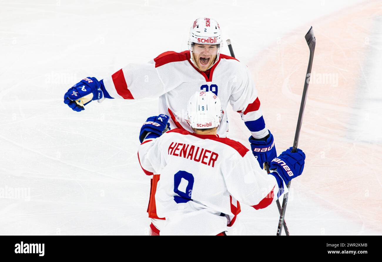 EHC Kloten - HC Davos, Stimo Arena, National League NL, stagione regolare: In der 31. Spielminute baut Torschütze #29 Niko Ojamäki, auf Zuspiel von #9 mi Foto Stock