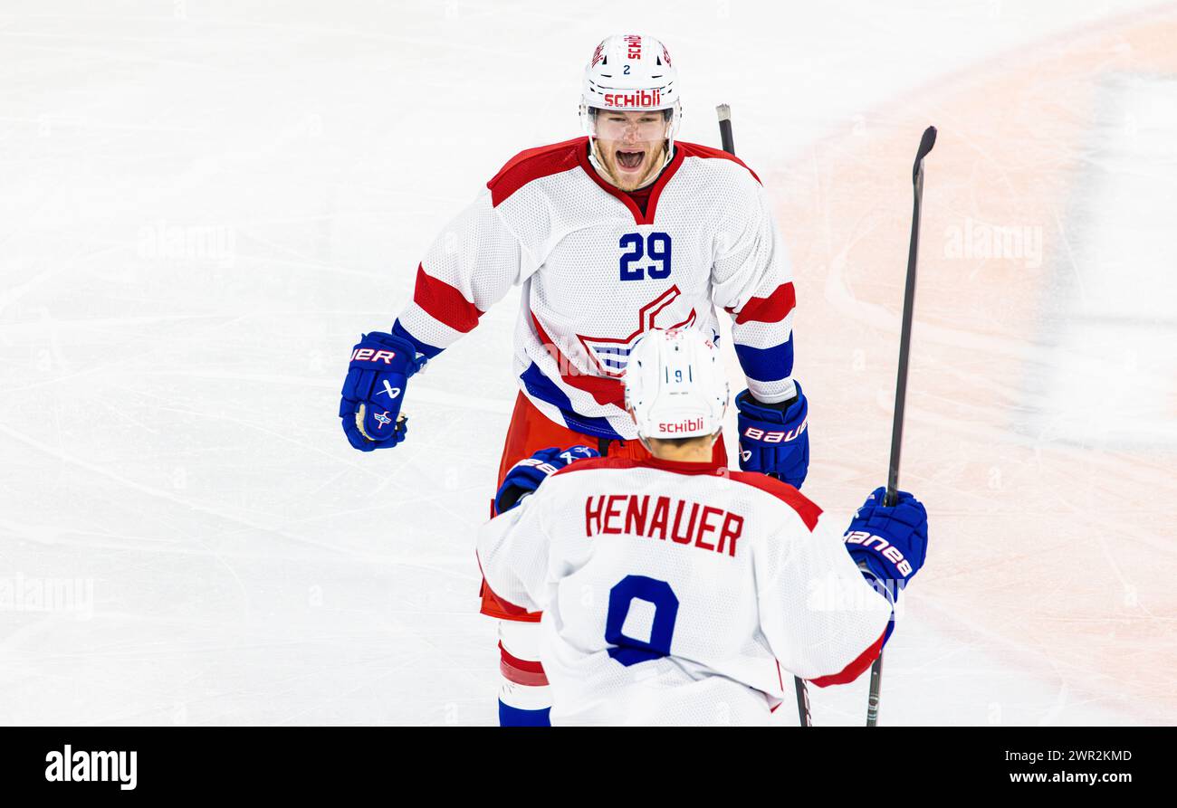 EHC Kloten - HC Davos, Stimo Arena, National League NL, stagione regolare: In der 31. Spielminute baut Torschütze #29 Niko Ojamäki, auf Zuspiel von #9 mi Foto Stock