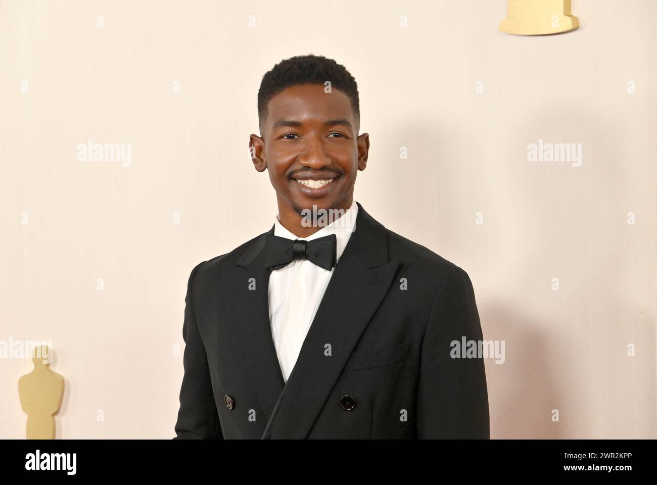 Hollywood, Stati Uniti. 10 marzo 2024. Mamoudou Athie arriva sul tappeto rosso alla 96esima edizione degli Academy Awards a Los Angeles, California, domenica 10 marzo 2024. Dal 1929, gli Oscar hanno riconosciuto l'eccellenza nelle realizzazioni cinematografiche. Foto di Jim Ruymen/UPI credito: UPI/Alamy Live News Foto Stock