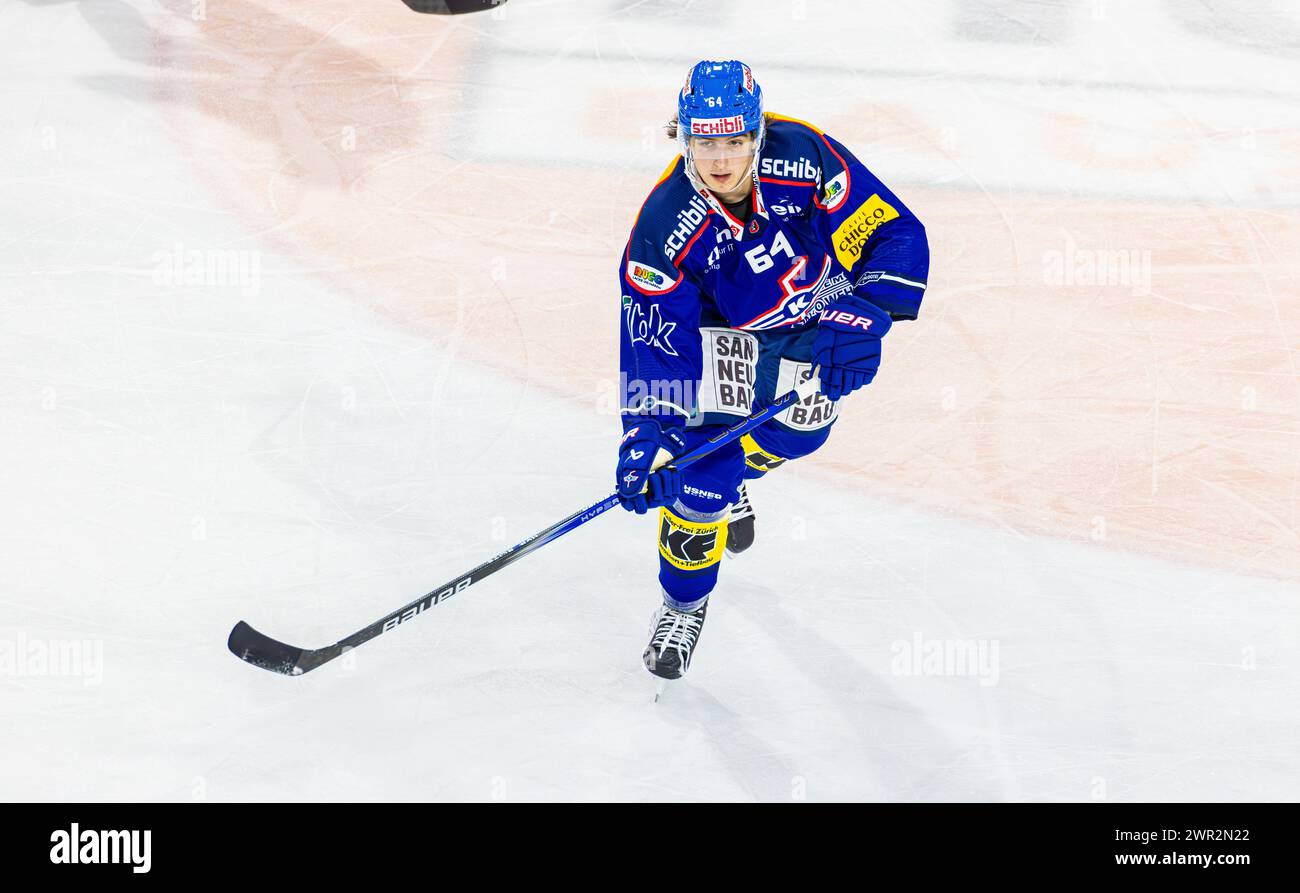 EHC Kloten - HC Fribourg-Gotteron, Stimo Arena, National League NL, stagione regolare: #64 David Reinbacher, Verteidiger EHC Kloten. (Kloten, Schweiz, 24 anni Foto Stock