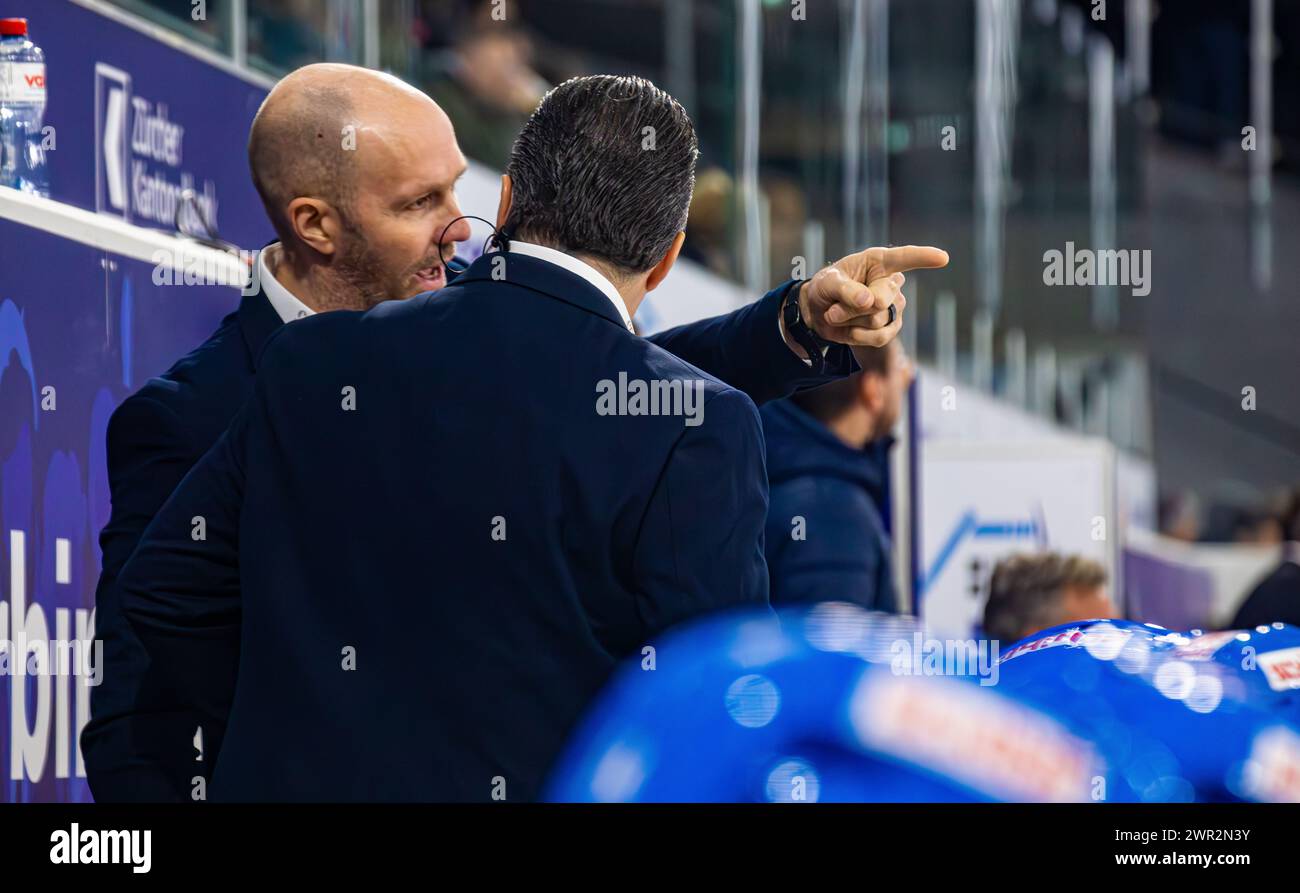 EHC Kloten - HC Fribourg-Gotteron, Stimo Arena, National League NL, stagione regolare: Kimmo Rintanen, Assistenztrainer bespricht sich mit Larry Mitchell Foto Stock