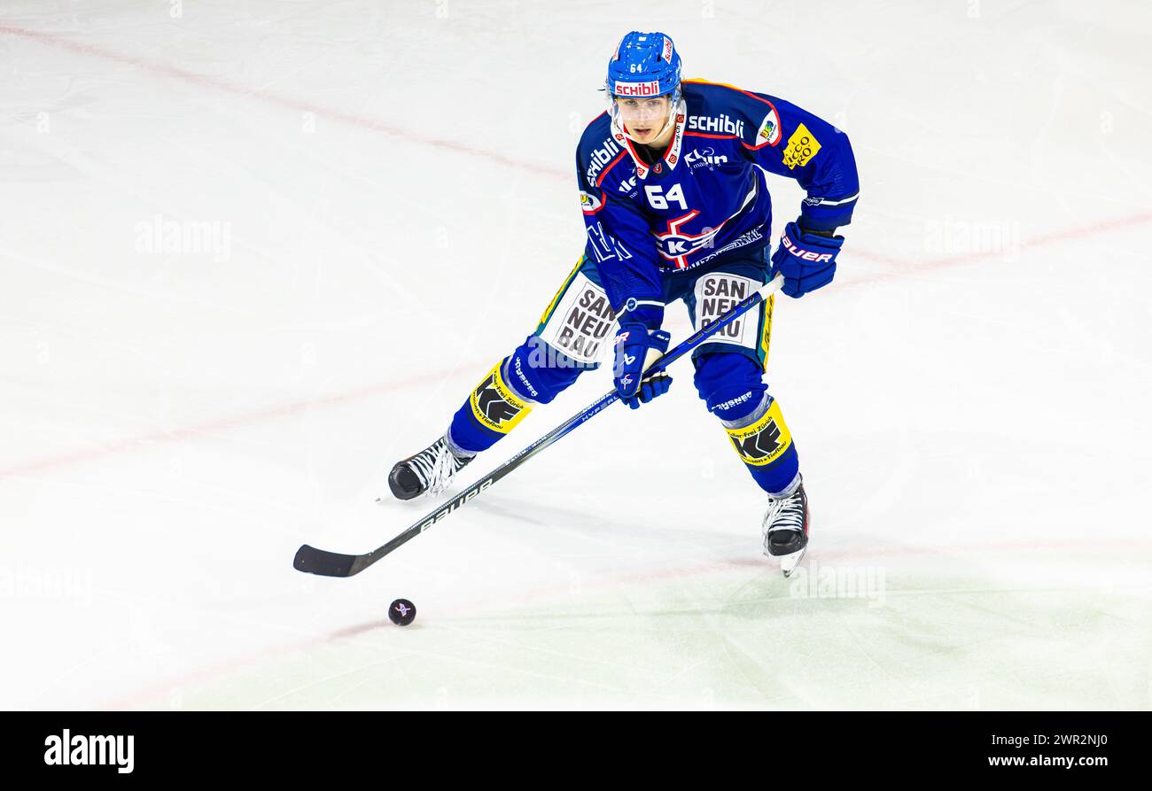 EHC Kloten - HC Fribourg-Gotteron, Stimo Arena, National League NL, stagione regolare: #64 David Reinbacher, Verteidiger EHC Kloten. (Kloten, Schweiz, 24 anni Foto Stock