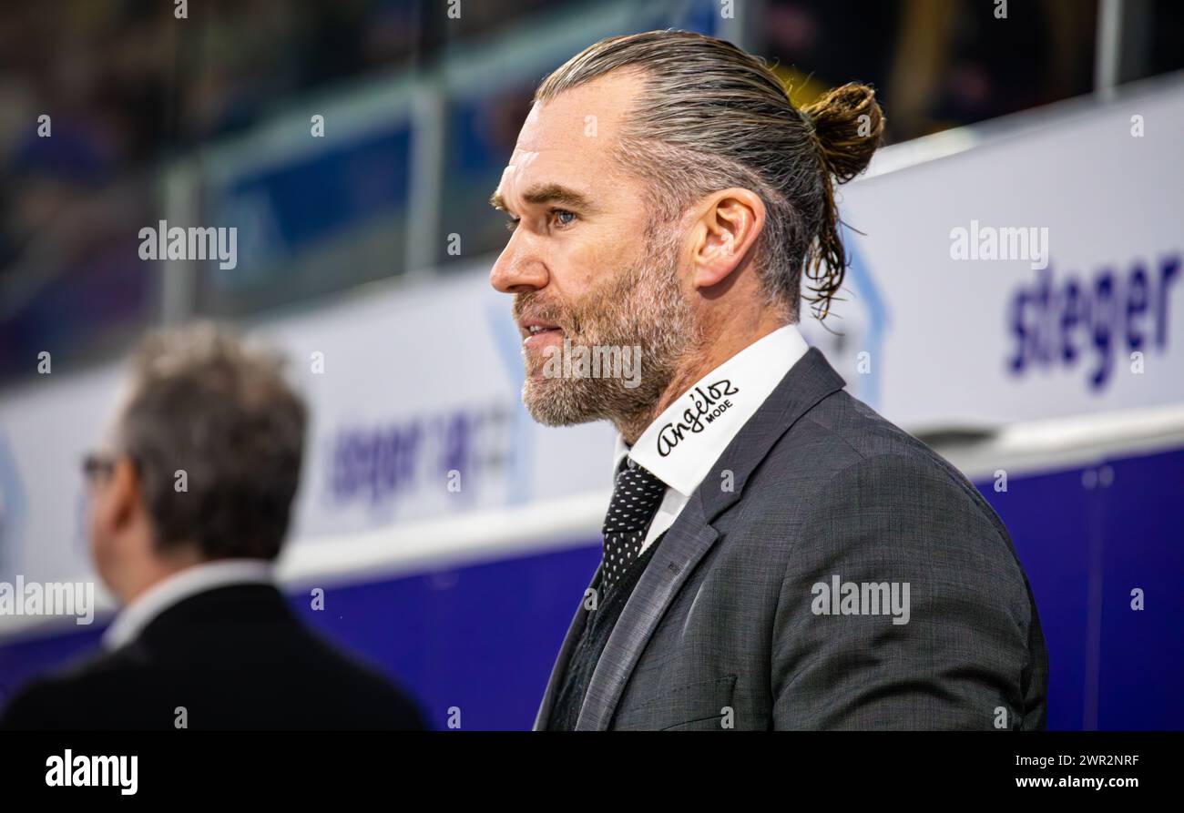 EHC Kloten - HC Fribourg-Gotteron, Stimo Arena, National League NL, stagione regolare: Christian Dube, Cheftrainer HC Fribourg-Gotteron. (Kloten, Schweiz Foto Stock