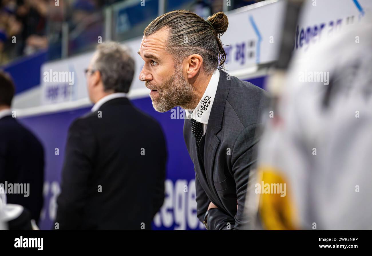 EHC Kloten - HC Fribourg-Gotteron, Stimo Arena, National League NL, stagione regolare: Christian Dube, Cheftrainer HC Fribourg-Gotteron. (Kloten, Schweiz Foto Stock