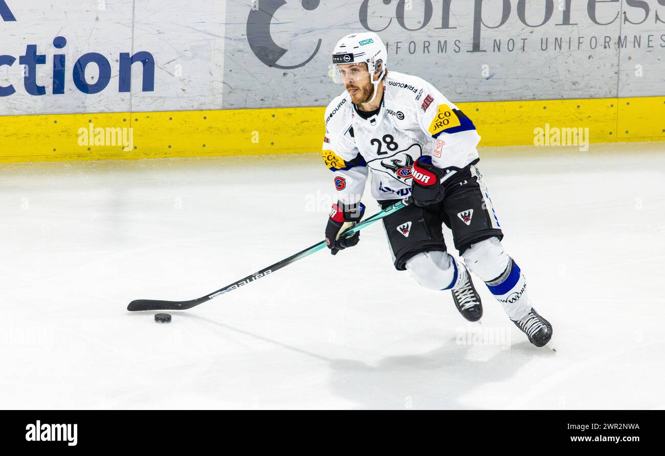 EHC Kloten - HC Fribourg-Gotteron, Stimo Arena, National League NL, stagione regolare: #28 Christoph Bertschy, Stürmer HC Fribourg-Gotteron. (Kloten, CH Foto Stock