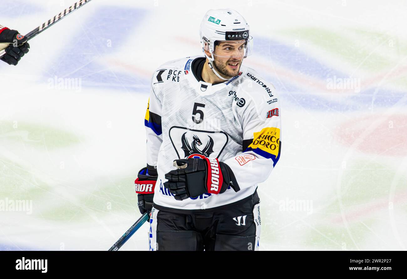 EHC Kloten - HC Fribourg-Gotteron, Stimo Arena, National League NL, stagione regolare: #5 Simon Seiler, Verteidiger HC Fribourg-Gotteron. (Kloten, Schwei Foto Stock