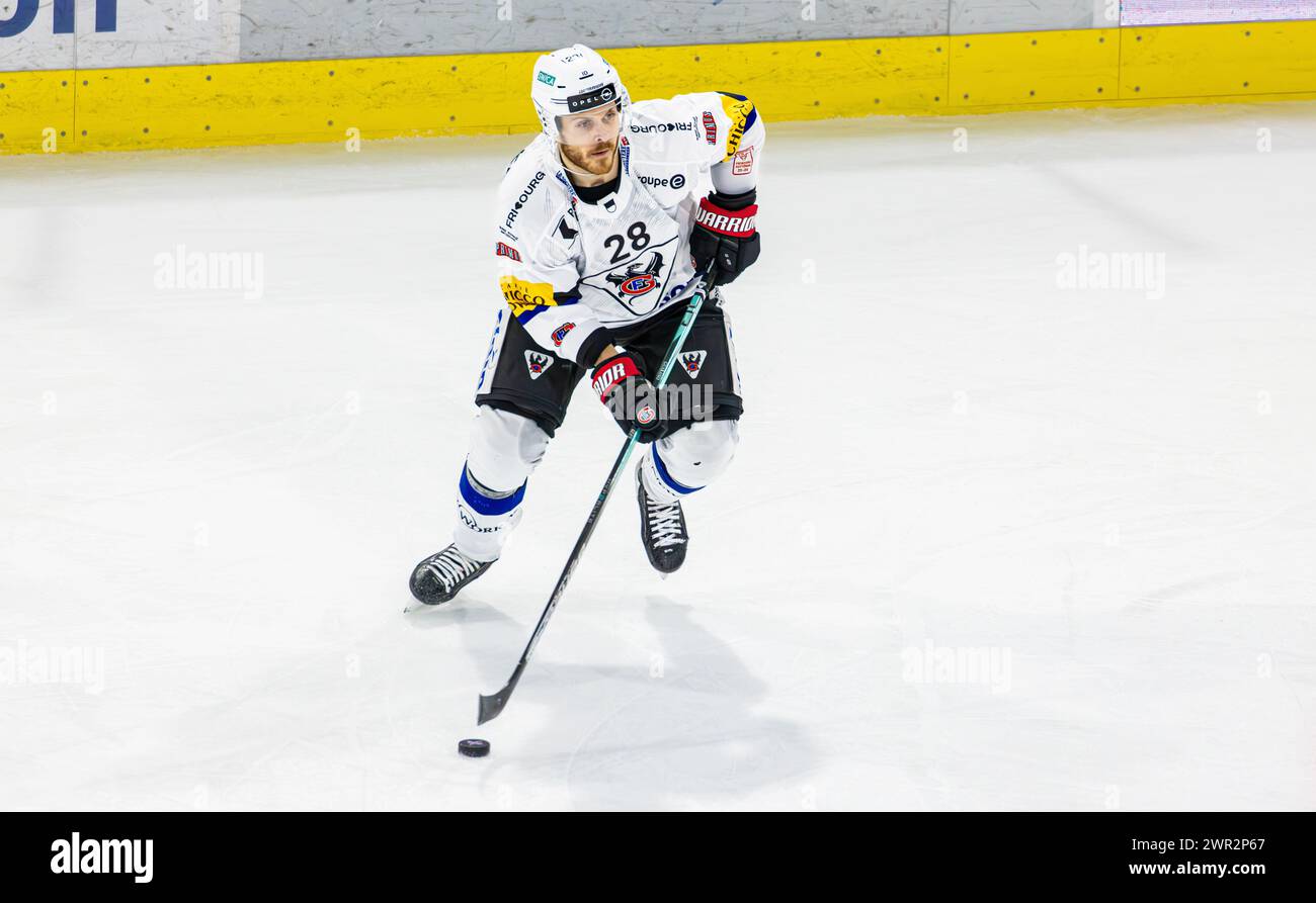 EHC Kloten - HC Fribourg-Gotteron, Stimo Arena, National League NL, stagione regolare: #28 Christoph Bertschy, Stürmer HC Fribourg-Gotteron. (Kloten, CH Foto Stock