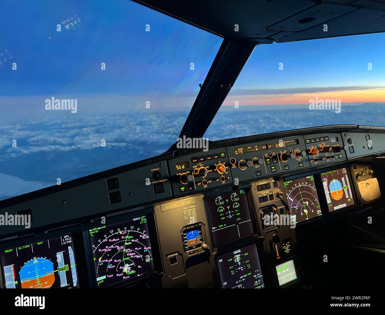 Cabina di pilotaggio dell'Airbus a320 in volo Foto Stock