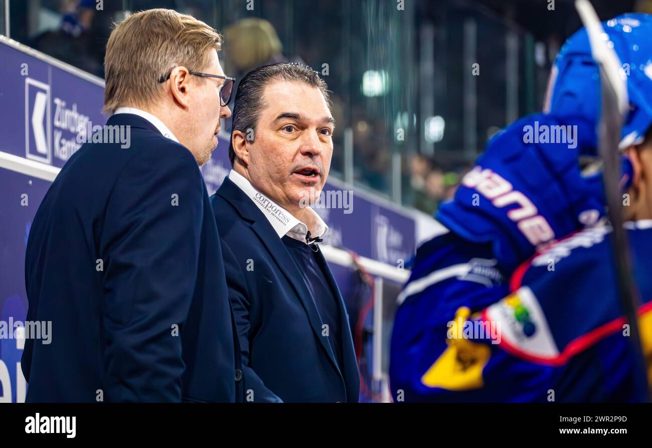 EHC Kloten - HC Fribourg-Gotteron, Stimo Arena, National League NL, stagione regolare: Cheftrainer und Sportchef Larry Mitchell (Kloten, rechts) neben AS Foto Stock