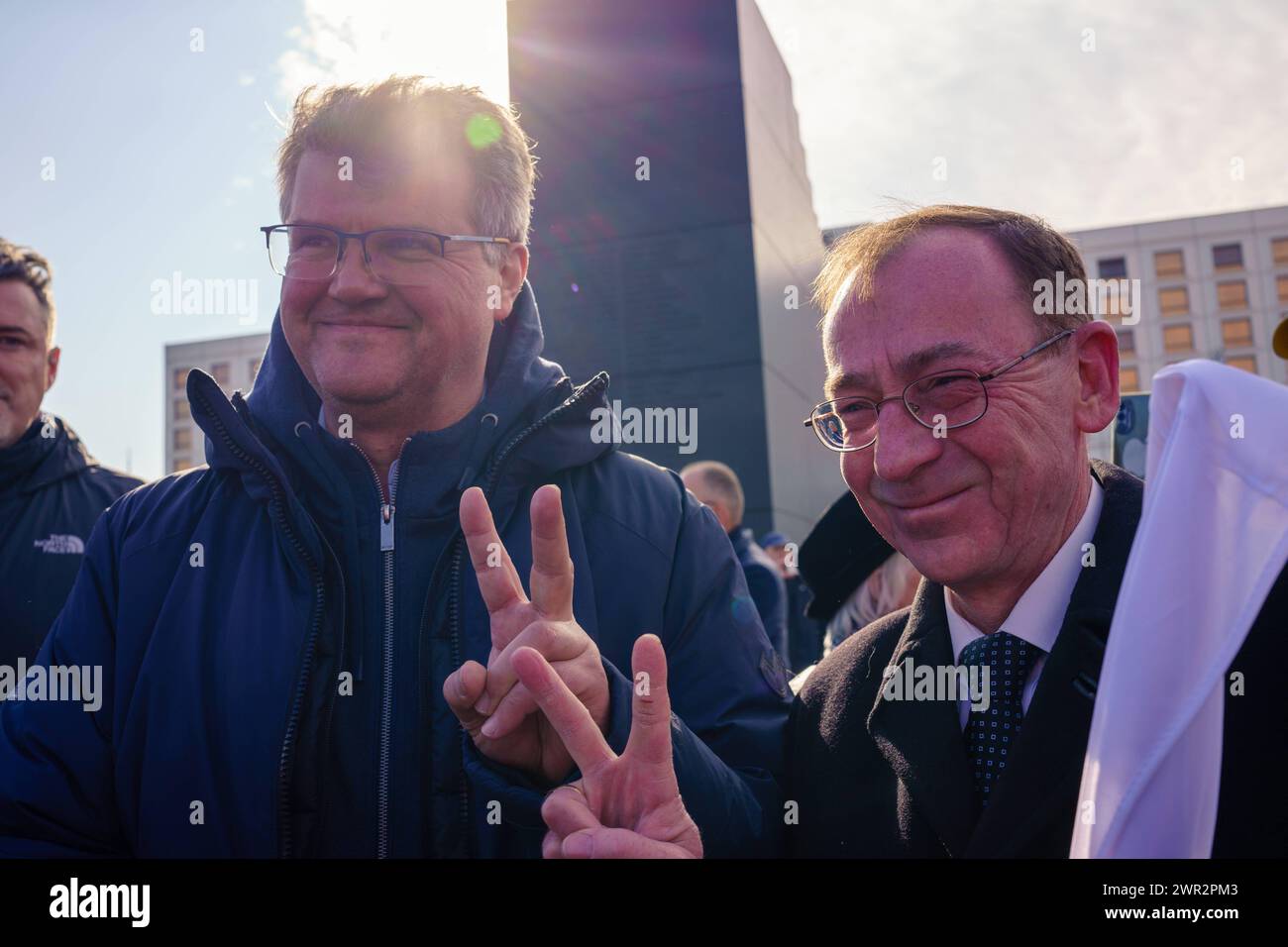 Due ex parlamentari legalmente condannati, Maciej Wasik e Mariusz Kaminski, sullo sfondo della scalinata di Smolensk. Il presidente della legge e della giustizia, Jaroslaw Kaczynski, posa una corona presso il monumento alle vittime del disastro di Smolensk. Varsavia Polonia Copyright: XMikolajxJaneczekx Foto Stock