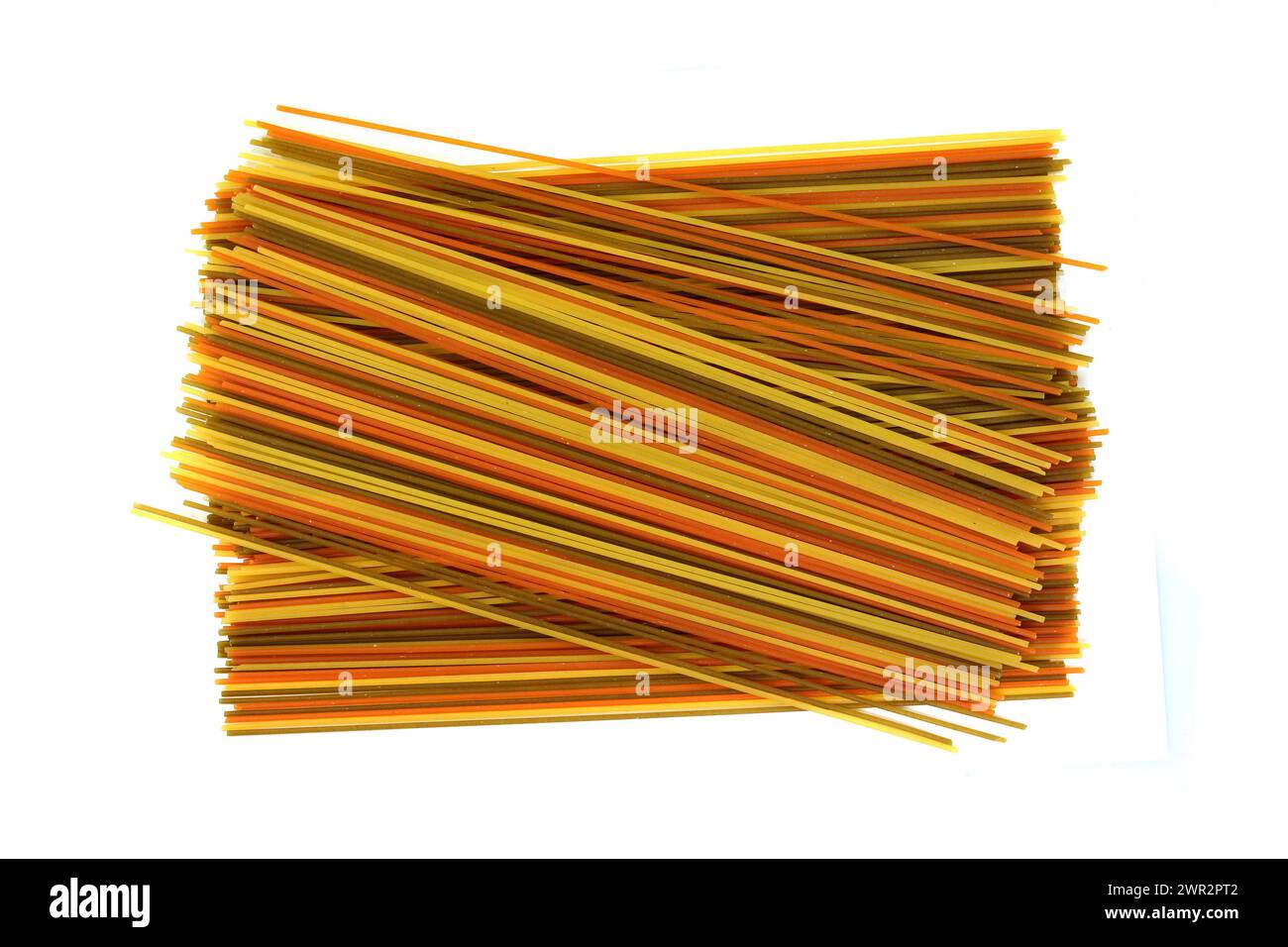pasta lunga e multicolore, spaghetti aromatizzati isolati su fondo bianco. Fettuccine secche crude legate in un fascio isolato su un bianco. Foto Stock