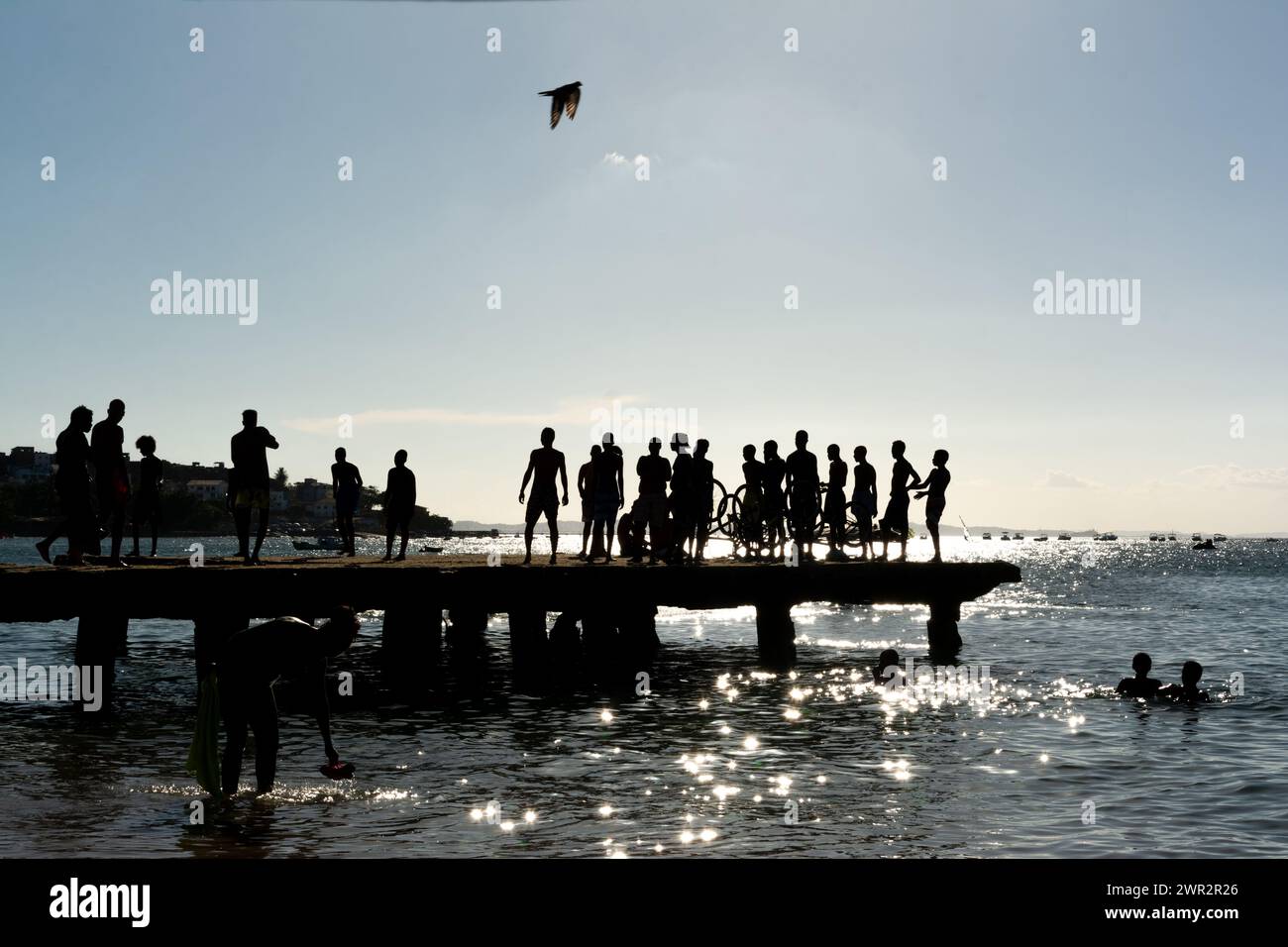 Salvador, Bahia, Brasile - 09 marzo 2019: I giovani, in silhouette, si divertono sul ponte Crush nel tardo pomeriggio nella città di sa Foto Stock